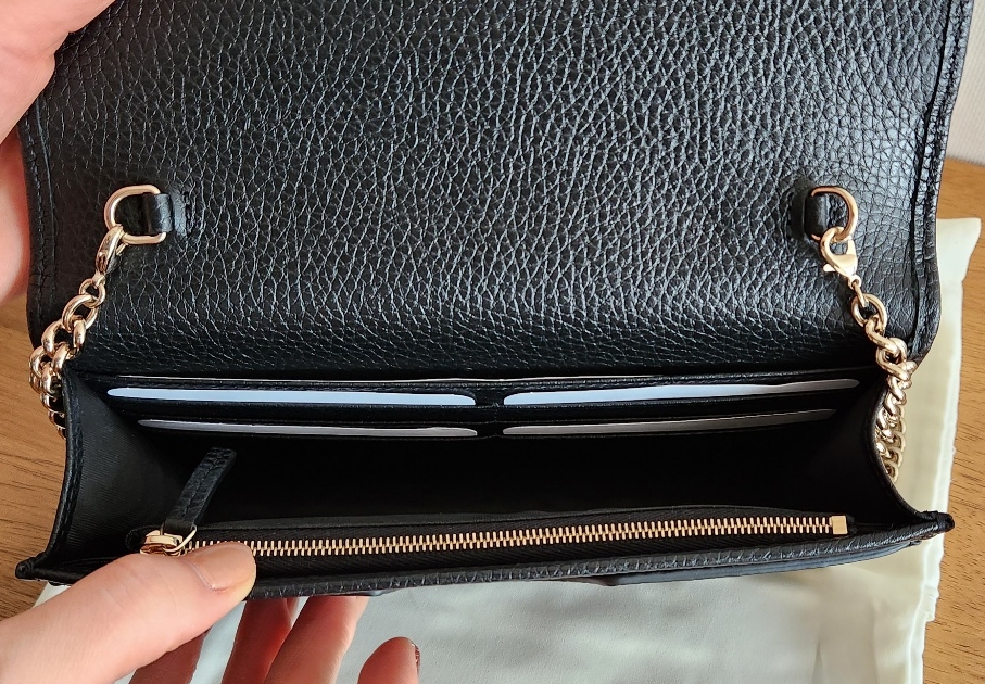 다양한 각도에서 촬영한 구찌 가방 내부 사진이며, 가방 덮개를 열었을 때 안쪽 사진입니다.