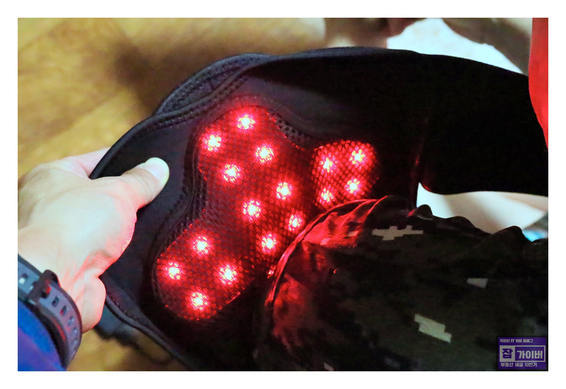 시리어스 근적외선 LED 어깨 마사지기 착용 모습