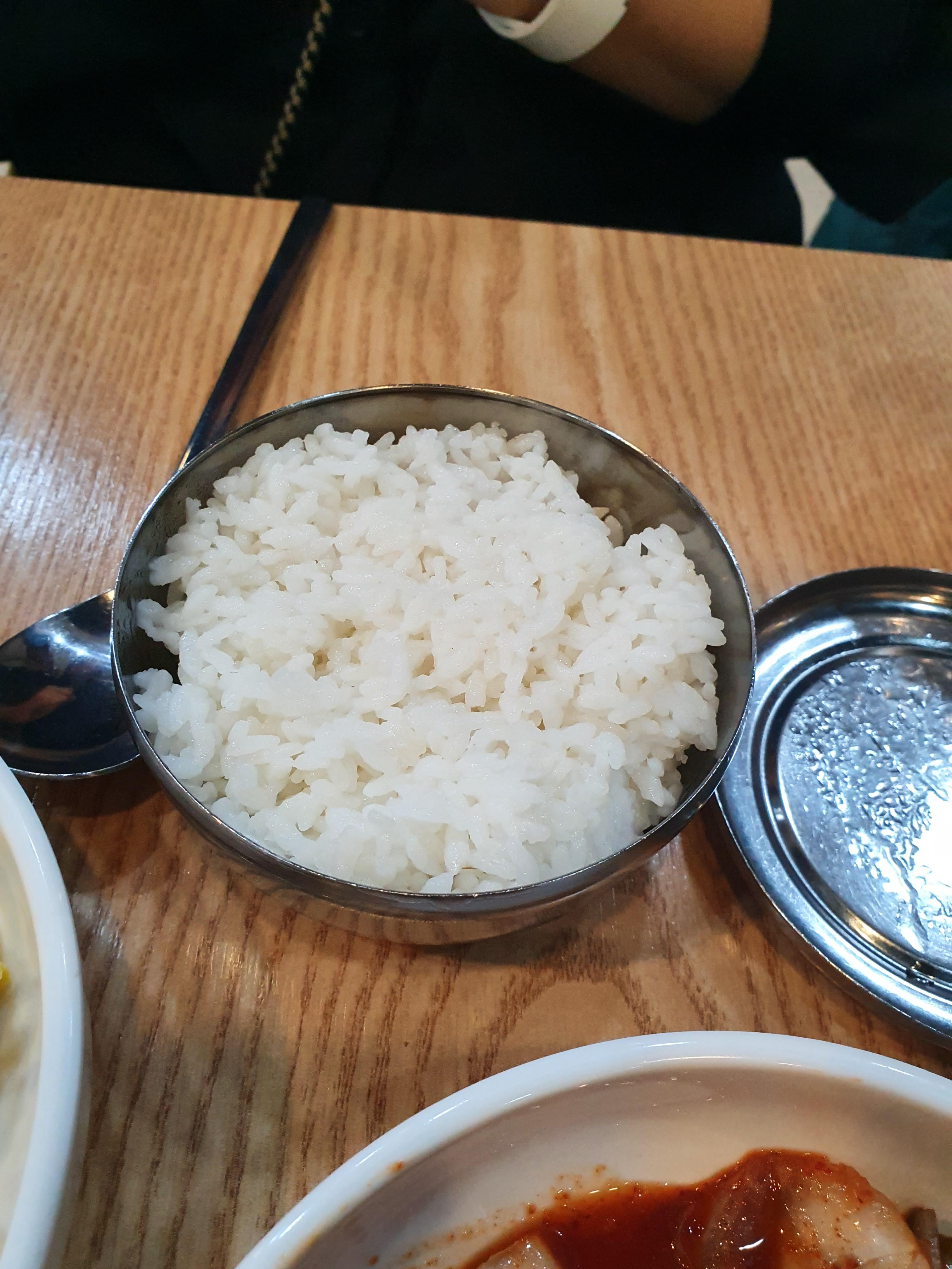 관저동 온천 물총 칼국수 쭈꾸미에서 나오는 공기밥 일반 쌀밥입니다.