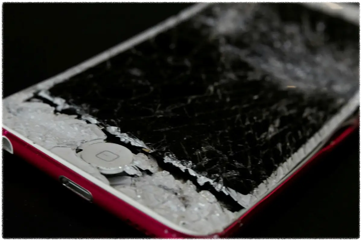 휴대폰-액정이-깨져-망가져-있는-모습