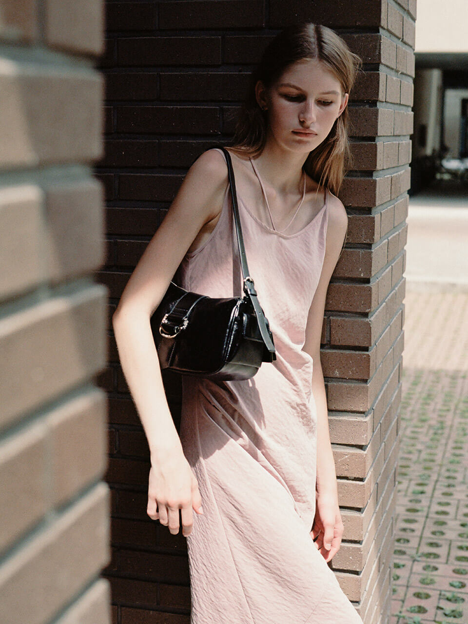 JOY GRYSON 조이 그라이슨 - 시에라 포켓 숄더백 모델컷1