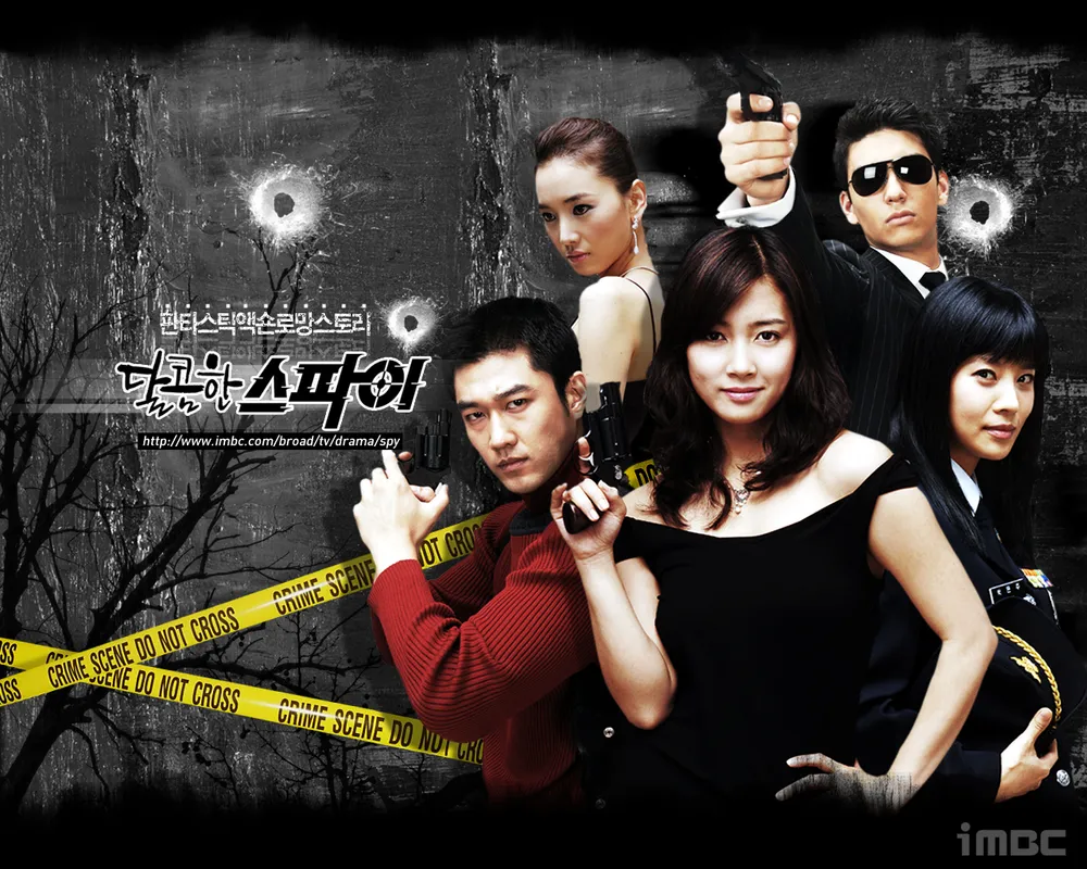 평범한 여경이 국제 첩보 사건에 휘말리고, 비밀 요원과 불신 속 로맨스를 겪는 범죄 멜로 장면