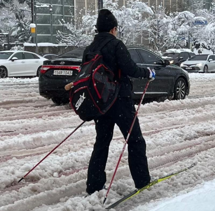 폭설 속 스키 출근남 체육선생님