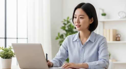 집에서 노트북으로 환경보건이용권 신청서를 작성하는 보호자