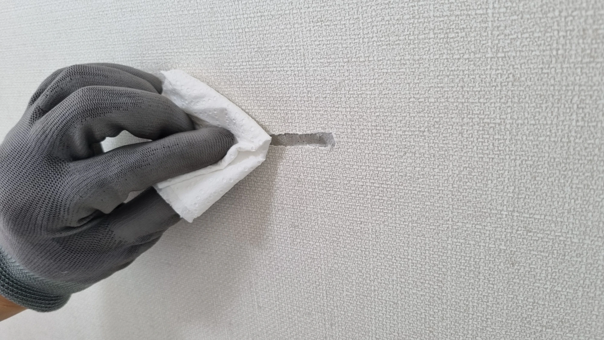 벽지 찢어진 곳