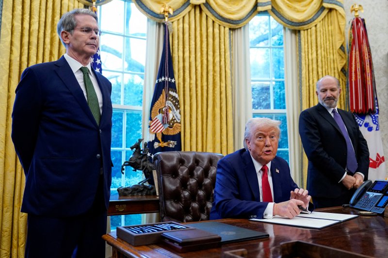 베선트 재무장관(왼쪽)과 트럼프 대통령, 하워드 러트닉 상무부 장관.