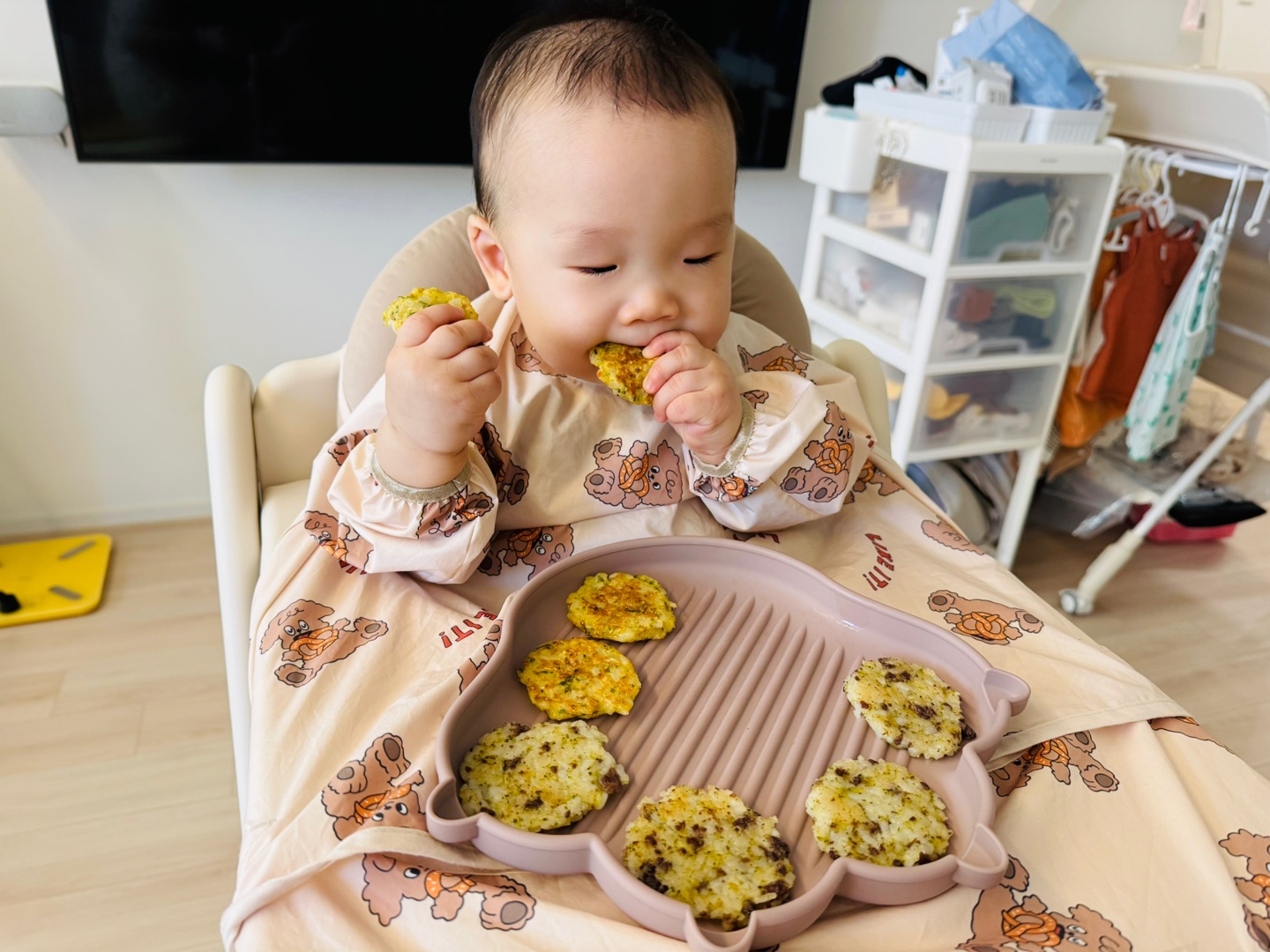 후리카게달걀밥전을 손에 들고 조심스럽게 먹는 찬솔이의 자기주도 저녁 식사