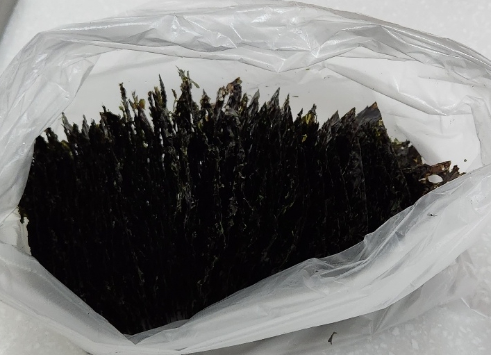 완성된 곱창김을 봉지에 넣어 보관하는 모습의 사진입니다.