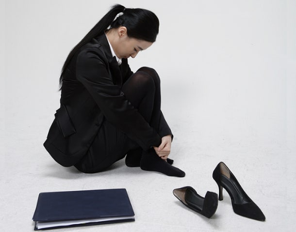 지쳐있는 여성직장인을 표현한 사진