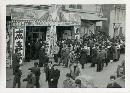 1961년 1월 개봉 &lt;성춘향&gt; 상영관 앞 광경 사진