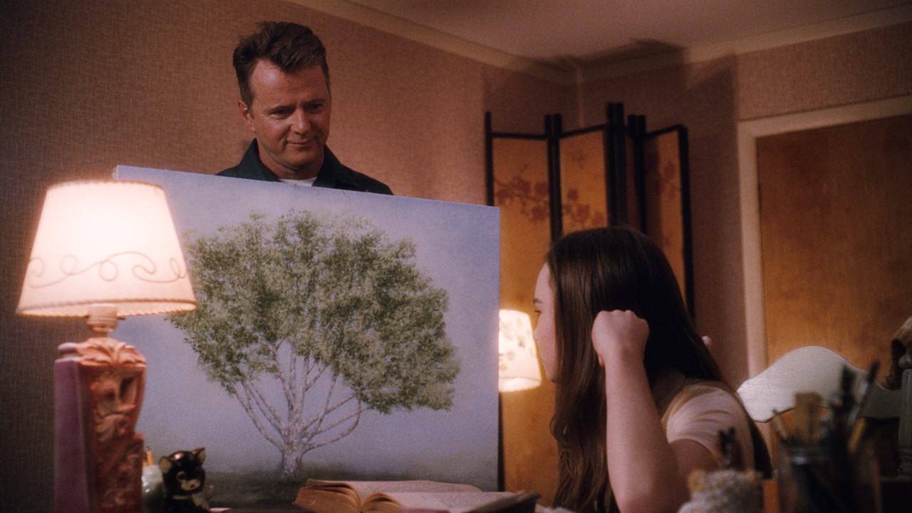 슬퍼하는 줄리에게 나무 그림을 선물하는 아빠