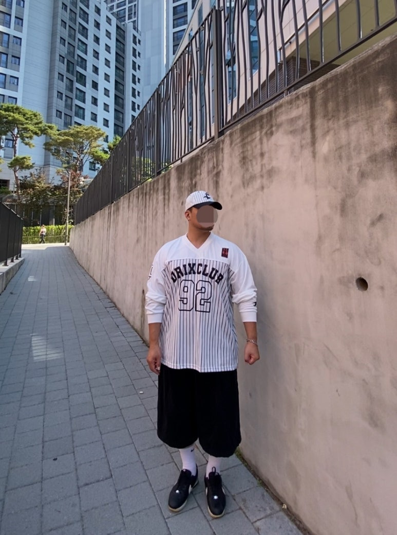 데일리룩('26. 6. 13.)카네라 스트라이프 볼캡 야구 모자, 드릭스 스트라이프 럭비 티셔츠, 무신사스탠다드 와이드 버뮤다팬츠, 나이키 양말, 나이키 코르테즈, 서지컬스틸 팔찌
