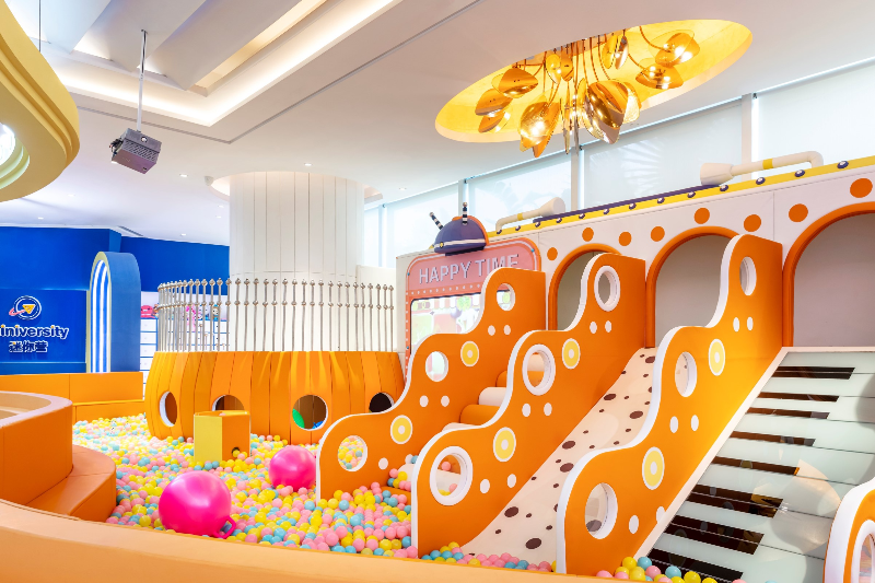 키즈클럽 내부 미끄럼틀 등 놀이시설