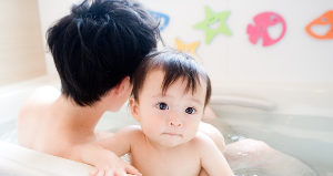 목욕하는 아이