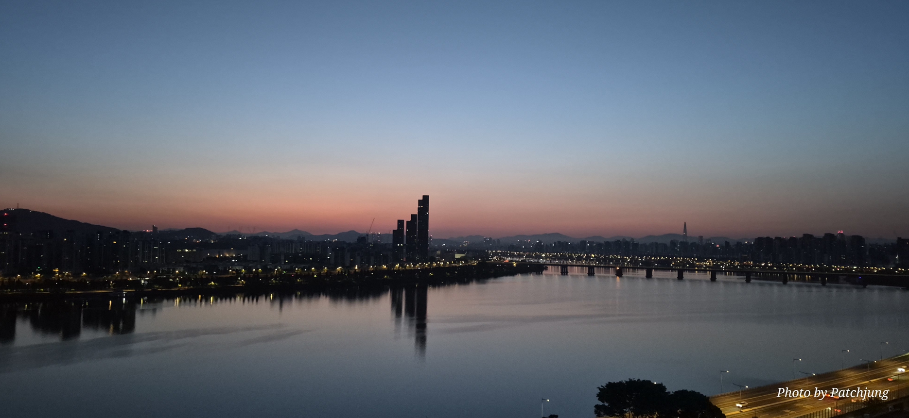 2026년 4월 26일 일요일 새벽, 흑석동 아크로리버하임에서 바라본 한강 전경과 일출 그라데이션