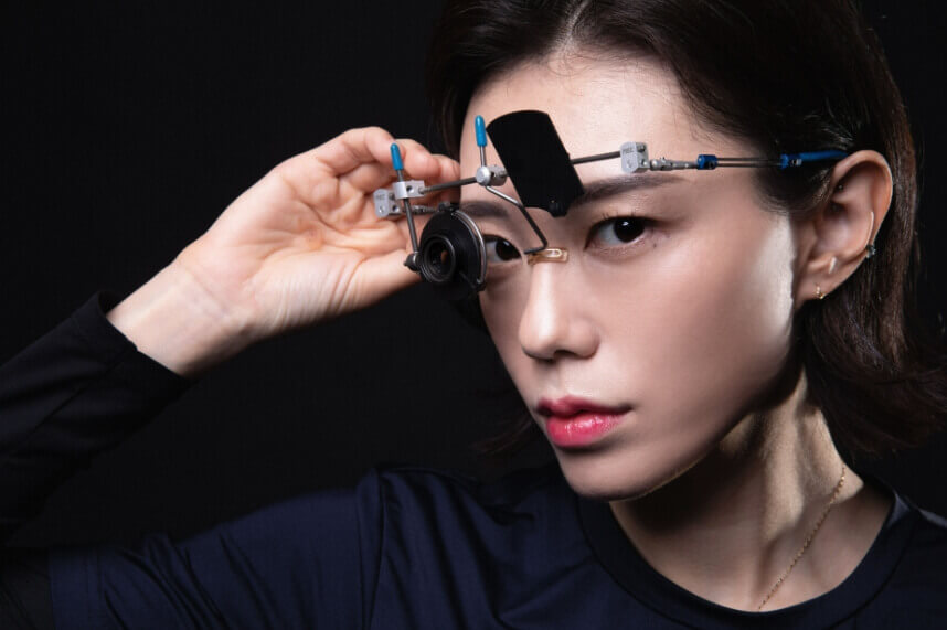 사격용 안경을 쓰고 손으로 잡고 있는 옆모습의 김예지 선수