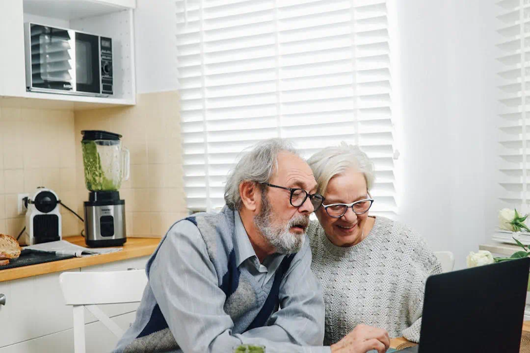 노안으로 돋보기 안경을 쓰고 있는 노인의 이미지1