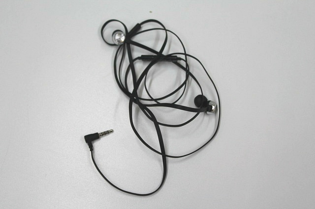선이 꼬여 있는 유선 이어폰, 정리되지 않은 이어폰 모습