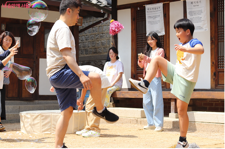 서울시는 가정의 달을 맞아 북촌문화센터에서 어린이 행사 &lsquo;북촌도락&rsquo;을 개최한다