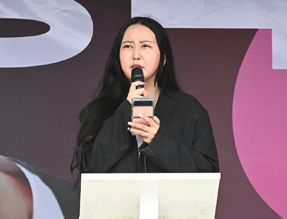 국정농단 주범 최서원씨 딸 정유라씨가 19일 오후 경기도 수원시 팔달구 지동시장에서 열린 강용석 무소속 경기도지사 후보 유세에서 찬조 연설을 하고 있다. 2022.05.19. [사진=뉴시스 ]