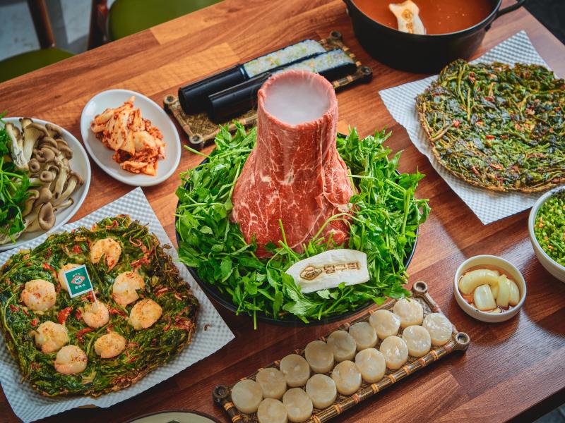 문수산삼합미나리샤브칼국수와 새우파전 등 모습