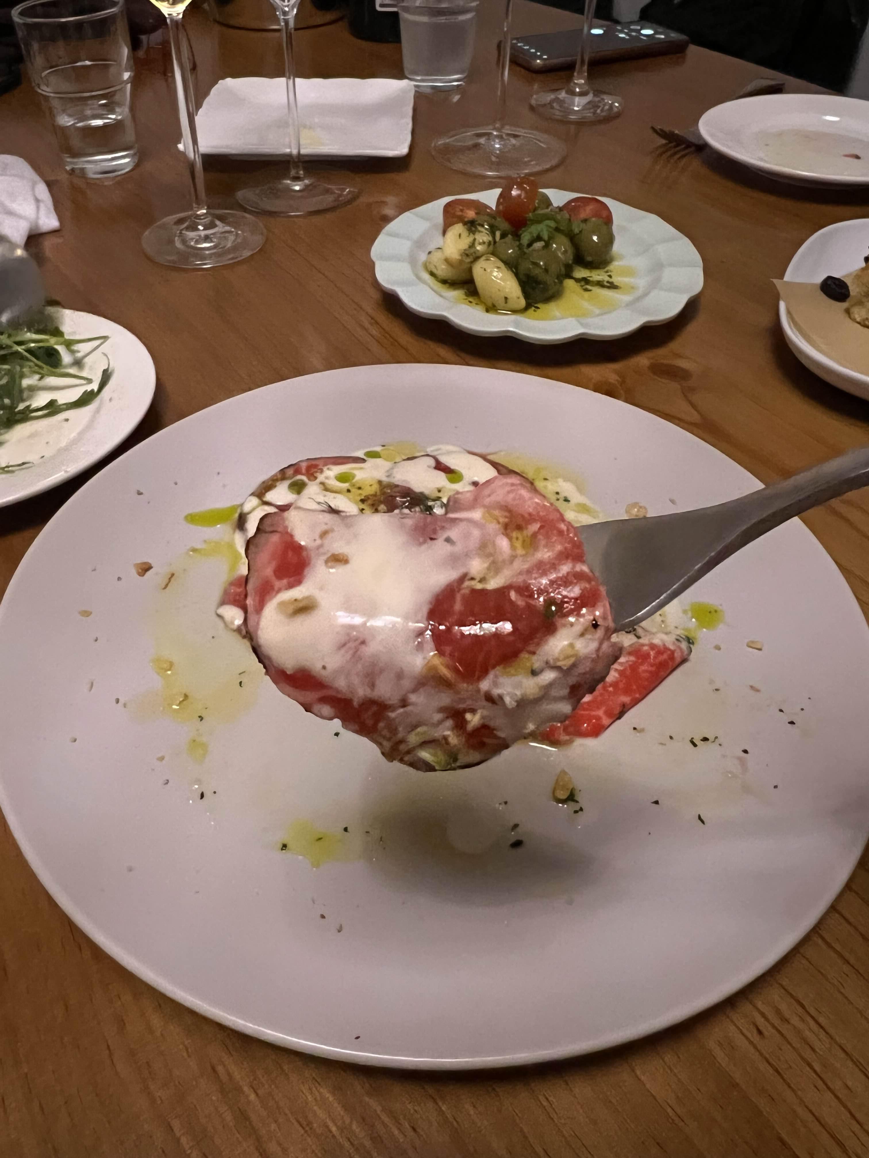 고소한 소스와 얇게 저민 카르파초가 잘 어울린다.