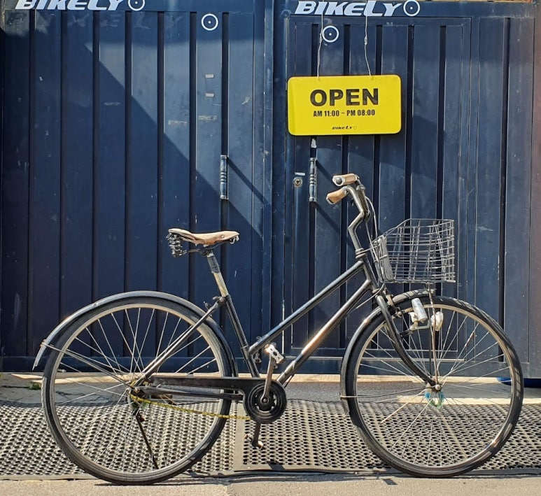 폐자전거를 처리하기 전 상태를 확인하는 모습