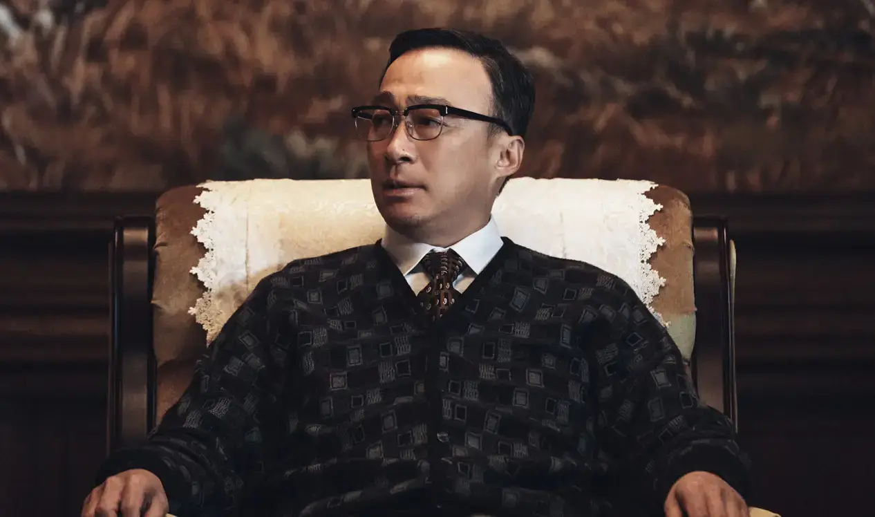 사복을 입고 편한 자세로 의자에 앉아 얘기하는 정상호