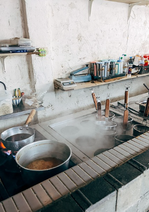 부엌과 아궁이 – 조왕신이 지켜온 불의 공간