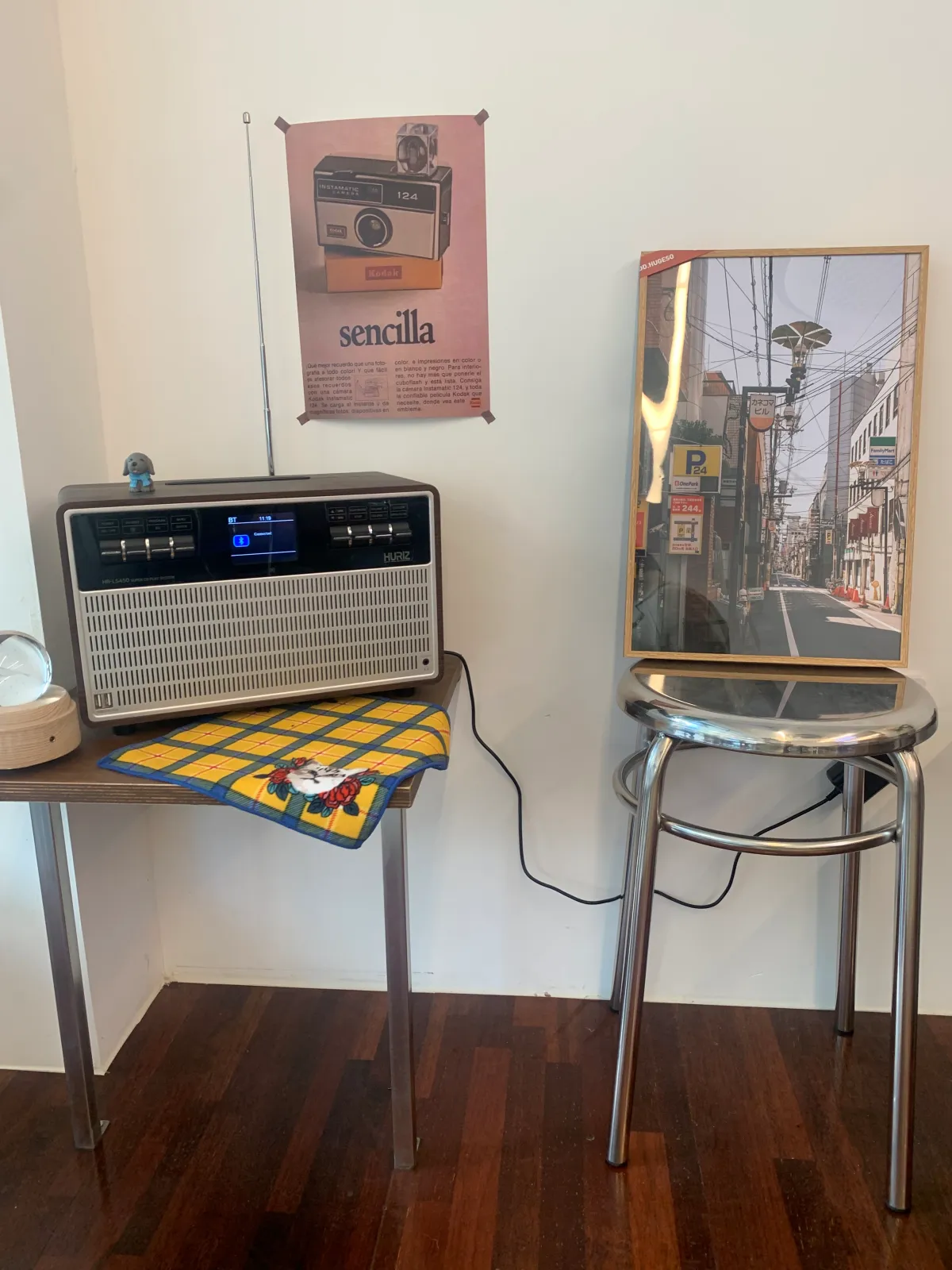 카페-인테리어-소품-철제의자와-라디오