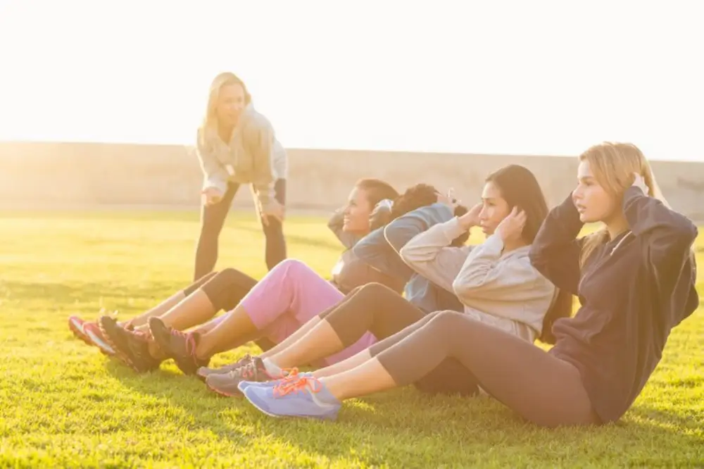 운동하는 여자와 코치