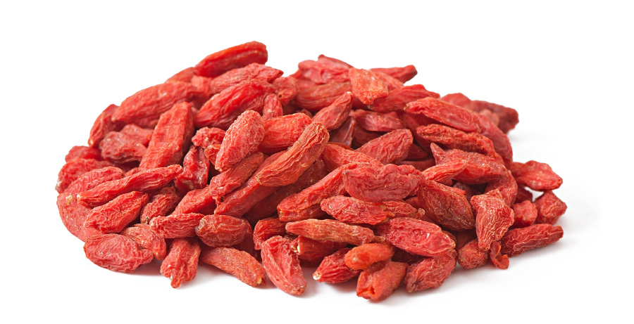 야생에서 채취를 한 구기자를 깨끗하게 세척하고 건조시킨 것을 하얀 바닥 위에 수북하게 놓아두고 찍은 사진