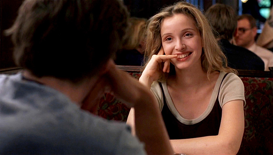 비포 선라이즈 속 대화하는 주인공들