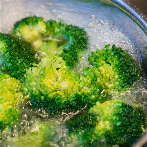 냄비에서 데치고 있는 브로콜리