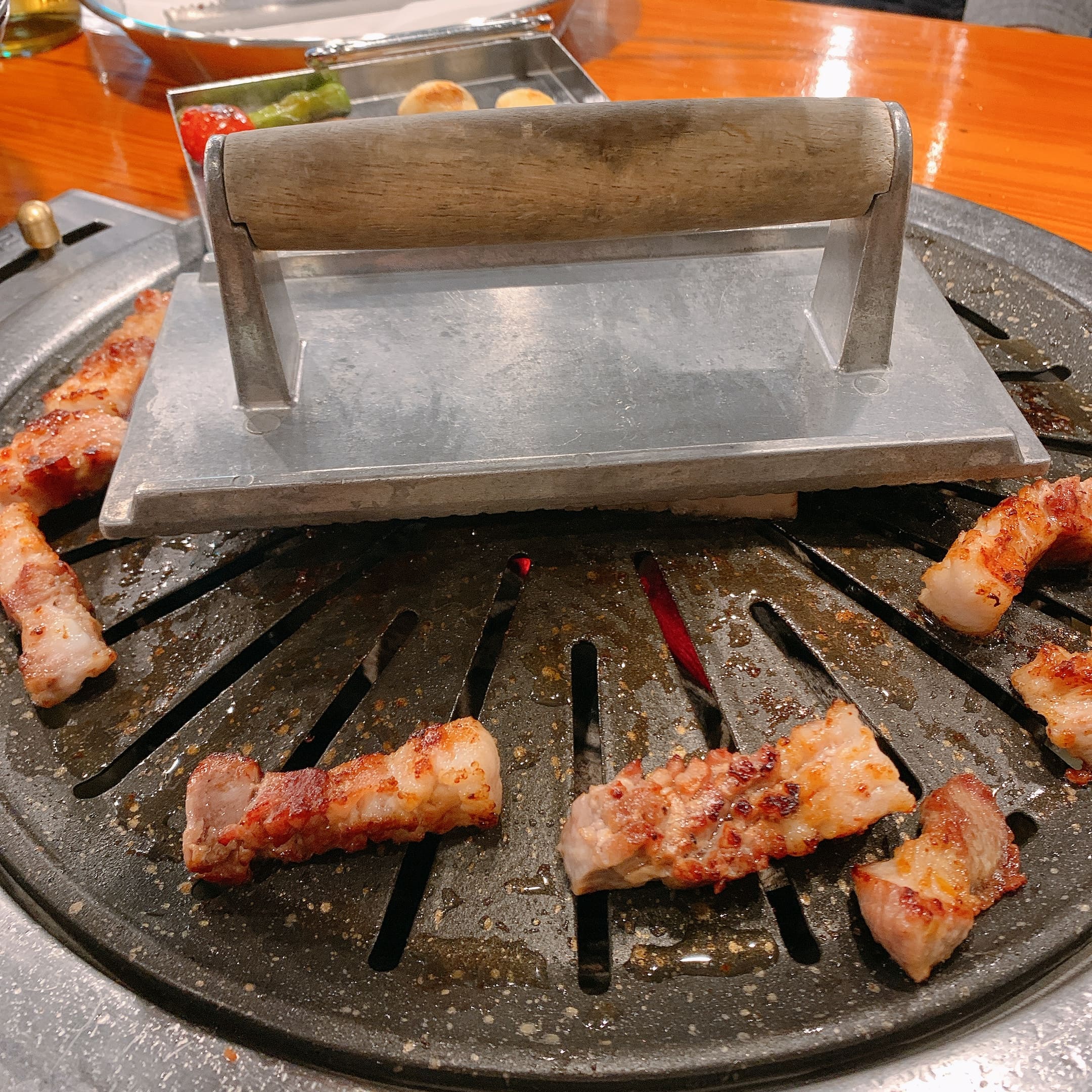 돈백 꽃삼겹 구이와 껍데기