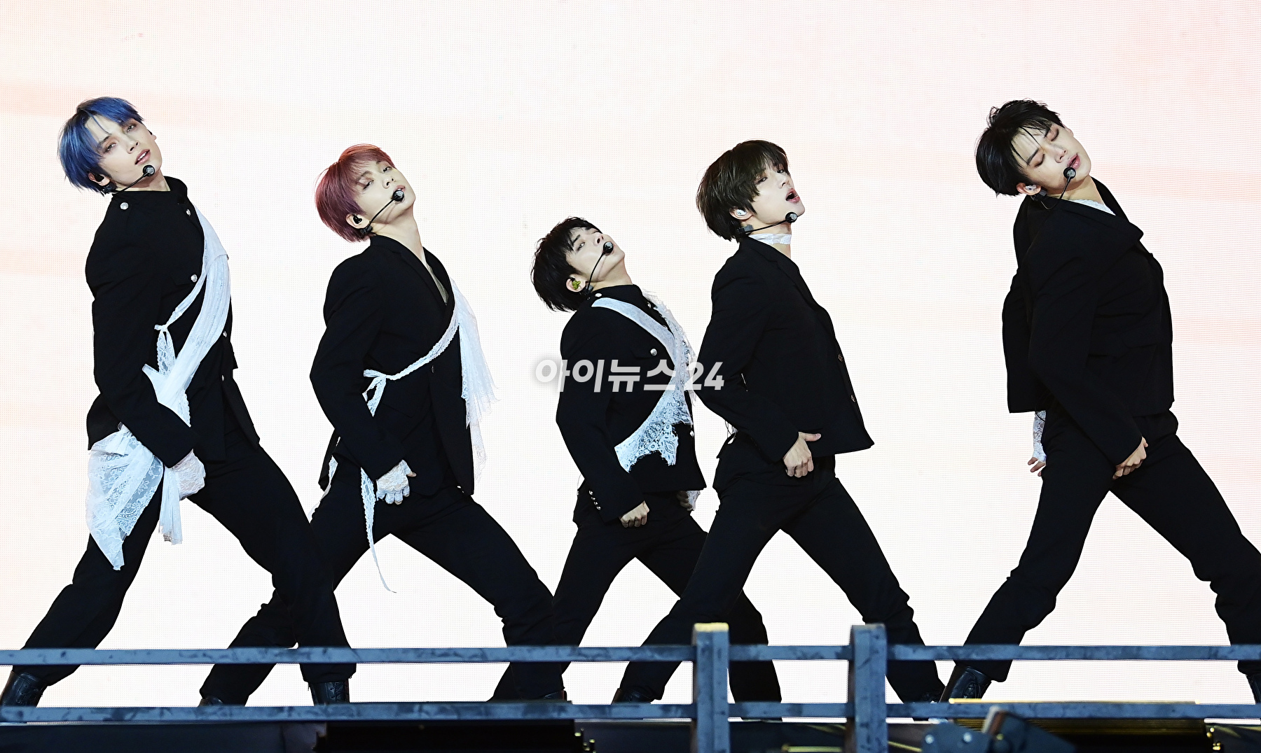 그룹 투모로우바이투게더(TXT)가 1일 오후 여섯 번째 미니앨범 '미니소드 3 : 투모로우(minisode 3: TOMORROW)' 발매 기념 쇼케이스에서 타이틀곡 'Deja Vu' 무대를 선보이고 있다. [사진=정소희 기자]