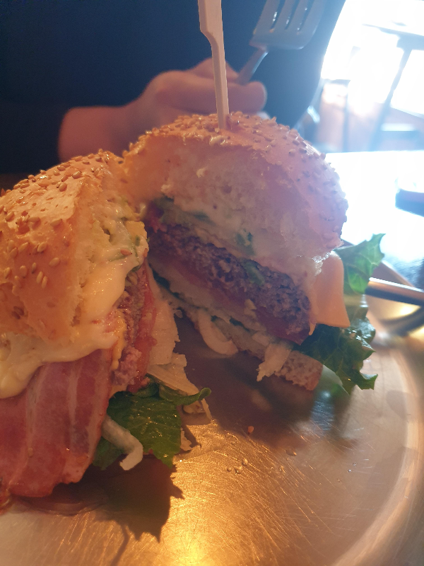 반으로 쪼갠 햄버거. 마요네지 소스가 보인다. 내부 패티는 웰던으로 익혀져있다.