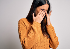 눈건강이 나빠져 힘들어 하는 사람들 이미지