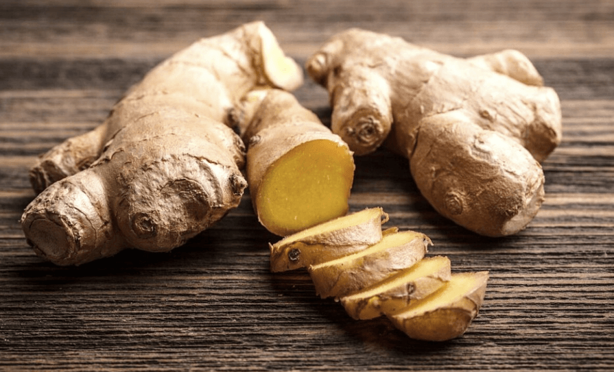 체했을때 먹으면 좋은 음식 생강이 놓여 있다