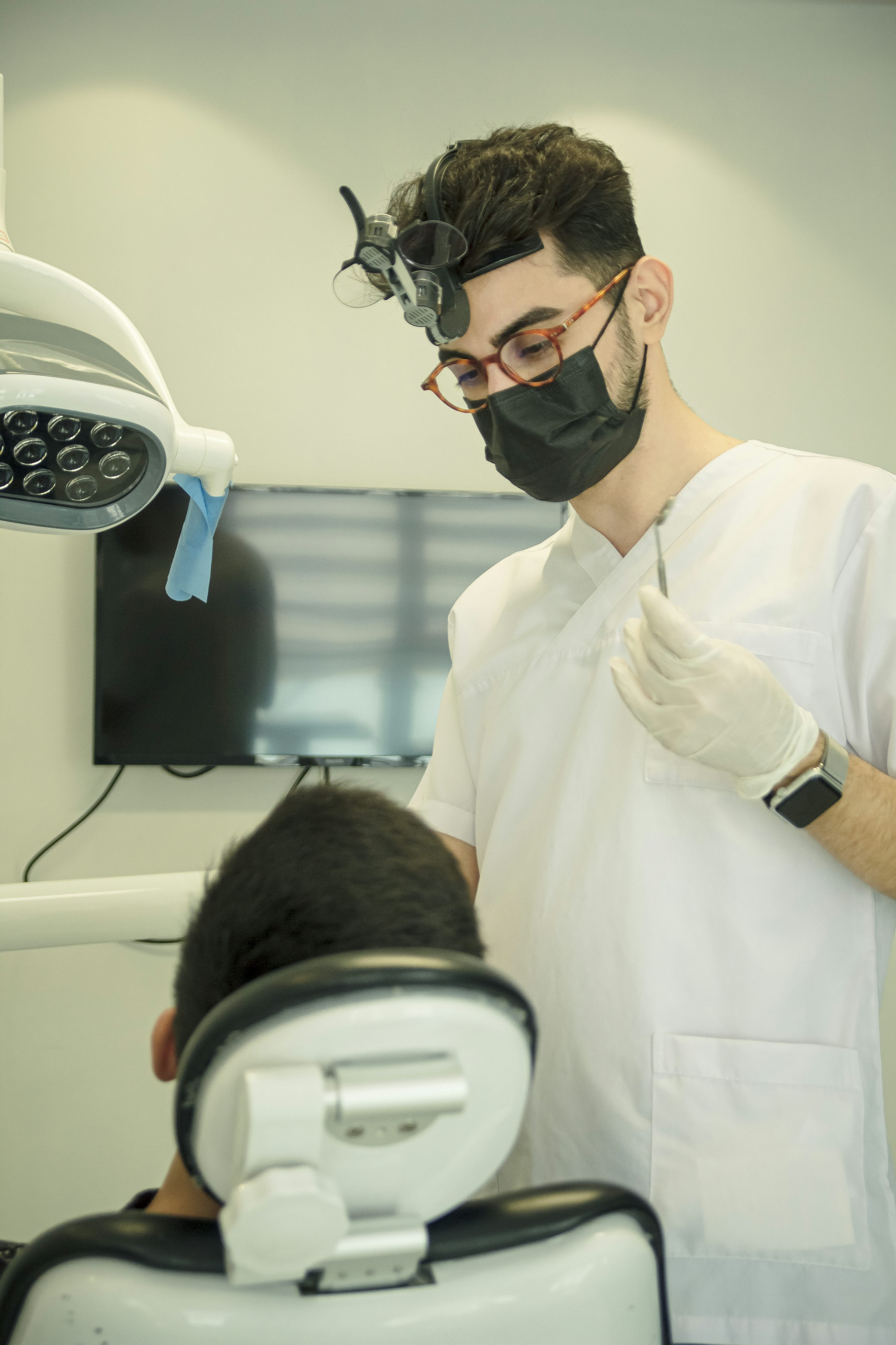 눈에 검은 물체나 날파리가 먼지처럼 떠다니는 비문증, 과연 위험한 증상일까요? 비문증 증상, 원인, 치료 방법에 대해 자세히 알아 보도록 할께요. 비문증 눈에 검은 물체 비문증이란 무엇인가? 비문증은 눈에 검은 물체가 떠다니는 현상입니다. 마치 작은 날파리나 먼지가 시야에 있는 것처럼 느껴지지만, 실제로는 눈 안에 있는 물질입니다. 이런 눈 날파리증 현상은 잡으려고 해도 잡히지 않습니다. 왜냐하면 실제로 외부에 있는 것이 아니라 눈 내부에서 발생하기 때문입니다. 비문 증의 원인 비문증은 눈 안에 있는 유리체의 변화 때문에 발생합니다. 유리체는 계란 흰자처럼 물컹물컹한 젤 같은 물질로, 원래는 투명합니다. 하지만 나이가 들면서 유리체 내의 콜라겐이 응축되어 덩어리를 형성하게 됩니다. 이러한 덩어리나 막이 떨어지면서 그림자가 망막에 생기고, 우리는 이것을 눈에 검은 물체가 떠다니는 것처럼 인식하게 됩니다. 비문증 증상은 대부분 노화 과정에서 자연스럽게 발생하지만, 젊은 근시 환자에게도 나타날 수 있습니다. 특히 50-60대 이상에서 흔하게 발생하는데, 이는 노화로 인해 유리체 내 수분이 빠져나가고 콜라겐 섬유가 쪼그라들면서 덩어리를 형성하기 때문입니다. 비문증 증상의 종류와 위험성 비문증 원인 날파리증 비문증 증상은 크게 세 가지 유형으로 나눌 수 있습니다: 링 모양의 부유물: 갑자기 링이나 고리 모양이 보이는 경우입니다. 이는 유리체가 시신경 부분에서 떨어진 것으로, 50대의 약 절반이 경험할 수 있는 자연스러운 현상입니다. 급하게 병원에 갈 필요는 없지만, 시간이 되면 검사를 받는 것이 좋습니다. 번쩍거림과 함께 나타나는 부유물: 이는 망막에 위험한 신호일 수 있으므로, 즉시 안과 검진이 필요합니다. 다수의 검은 점들: 갑자기 수많은 검은 점들이 후추를 뿌린 것처럼 보이는 경우, 망막이 이미 떨어져 망막 색소가 퍼진 상태일 수 있습니다. 이는 매우 위험하므로 즉시 안과에 가야 합니다. 눈 날파리증이라고 불리는 비문증은 대부분 양성이지만, 위의 2, 3번 증상은 망막 박리와 같은 심각한 문제의 전조 증상일 수 있으므로 주의가 필요합니다. 눈에 검은 물체눈에 검은 물체눈에 검은 물체 안과 내원 검사 비문증이 있을 때 절대 하지 말아야 할 행동 비문증이 발생했을 때 주의해야 할 세 가지 행동이 있습니다: 1. 눈 비비기 비문증을 없애기 위해 눈을 마사지하거나 비비는 것은 매우 위험합니다. 이런 행동은 눈에 충격을 주어 출혈을 일으키거나, 망막 열공이 있는 경우 망막 박리를 촉진할 수 있습니다. 망막 박리가 황반부까지 진행되면 시력이 크게 저하되거나 실명할 수도 있습니다. 2. 이상 증상 방치하기 눈에 검은 물체가 떠다니는 비문증이 발생했을 때, 그 특성을 파악하는 것이 중요합니다. 특히 번쩍거림이 동반되거나 갑자기 많은 검은 점들이 생긴 경우에는 즉시 안과를 방문해야 합니다. 이는 망막 박리와 같은 심각한 상태의 전조일 수 있습니다. 3. 눈 노화를 촉진시키는 행동 비문증의 주요 원인인 눈의 노화를 가속화하는 행동을 피해야 합니다. 여기에는 자외선 노출, 수면 부족, 부적절한 식습관, 장시간의 스크린 사용 등이 포함됩니다. 이러한 요소들이 유리체를 약화시켜 비문증을 악화시킬 수 있습니다. 파인애플에 함유된 브로멜라인이파인애플에 함유된 브로멜라인이파인애플에 함유된 브로멜라인이 파인애플에 브로멜라인 비문증의 치료와 개선 방법 자연적 해결 비문증은 대부분 6개월 이내에 저절로 사라집니다. 많은 경우, 뇌가 이러한 부유물을 무시하도록 적응하기 때문에 자연스럽게 인식하지 않게 됩니다. 영양소 섭취 일부 연구에서는 파인애플에 함유된 브로멜라인이라는 효소가 콜라겐 덩어리를 녹이는 데 도움이 될 수 있다고 제안합니다. 또한 루테인, 비타민 C, 아연 등의 영양소가 건강한 콜라겐 유지에 도움이 될 수 있습니다. 하지만 이러한 방법들의 효과에 대한 명확한 과학적 증거는 아직 부족합니다. 의학적 치료 심한 비문증이 6개월 이상 지속되면, 레이저 치료나 수술적 방법을 고려할 수 있습니다. 하지만 이러한 치료법은 망막 박리와 같은 합병증의 위험이 있으므로, 의사와의 상담 후 신중하게 결정해야 합니다. 비문증에 대한 올바른 이해 눈에 검은 물체가 떠다니는 비문증은 대부분 정상적인 노화 과정의 일부입니다. 특히 단순한 링 모양의 부유물은 크게 걱정할 필요가 없습니다. 그러나 번쩍거림이나 다수의 검은 점이 갑자기 나타난다면, 이는 더 심각한 문제의 징후일 수 있으므로 즉시 전문가의 도움을 구해야 합니다. 비문증은 눈 날파리증이라고도 불리며, 많은 사람들이 살면서 한 번쯤은 경험하는 증상입니다. 대부분의 경우 시간이 지나면 자연스럽게 해결되거나 적응되므로, 과도한 걱정보다는 정확한 정보를 바탕으로 적절히 대응하는 것이 중요합니다. 비문증 치료비문증 치료비문증 치료 주기적인 안과 검진 결론 비문증 증상, 원인, 치료에 대해 알아보았습니다. 눈에 검은 물체가 떠다니는 비문증은 대부분 심각하지 않지만, 일부 증상은 즉각적인 의료 조치가 필요할 수 있습니다. 눈 건강을 위해 자외선 차단, 충분한 수면, 균형 잡힌 식이요법을 유지하고, 비문증이 걱정된다면 안과 전문의와 상담하는 것이 좋습니다. 눈 날파리증으로도 알려진 비문증에 대한 올바른 지식을 가지고, 우리의 소중한 시력을 건강하게 지켜나가시길 바랍니다. 비문증 치료