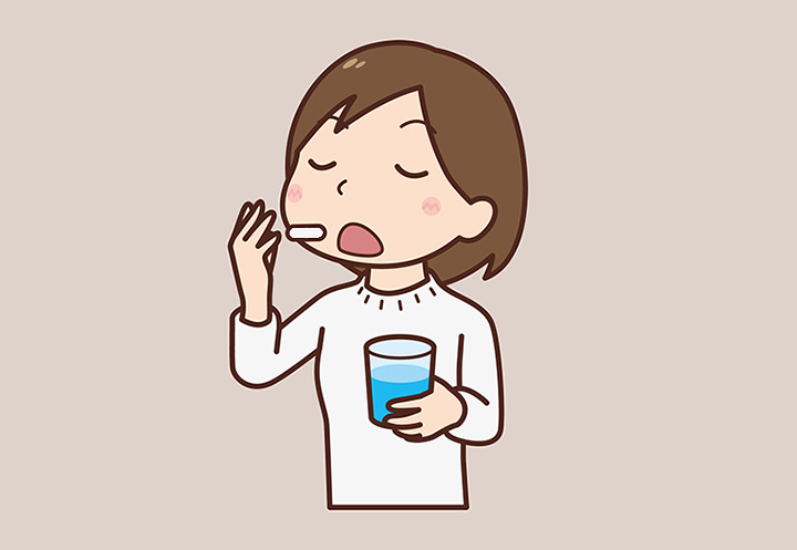 비타민B12를-섭취하는-여성