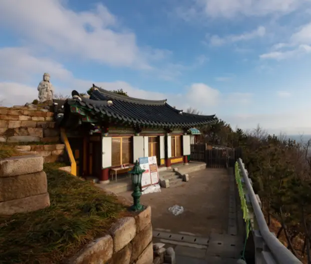 바다의 기암절벽위에 자리잡은 낙산사 사찰