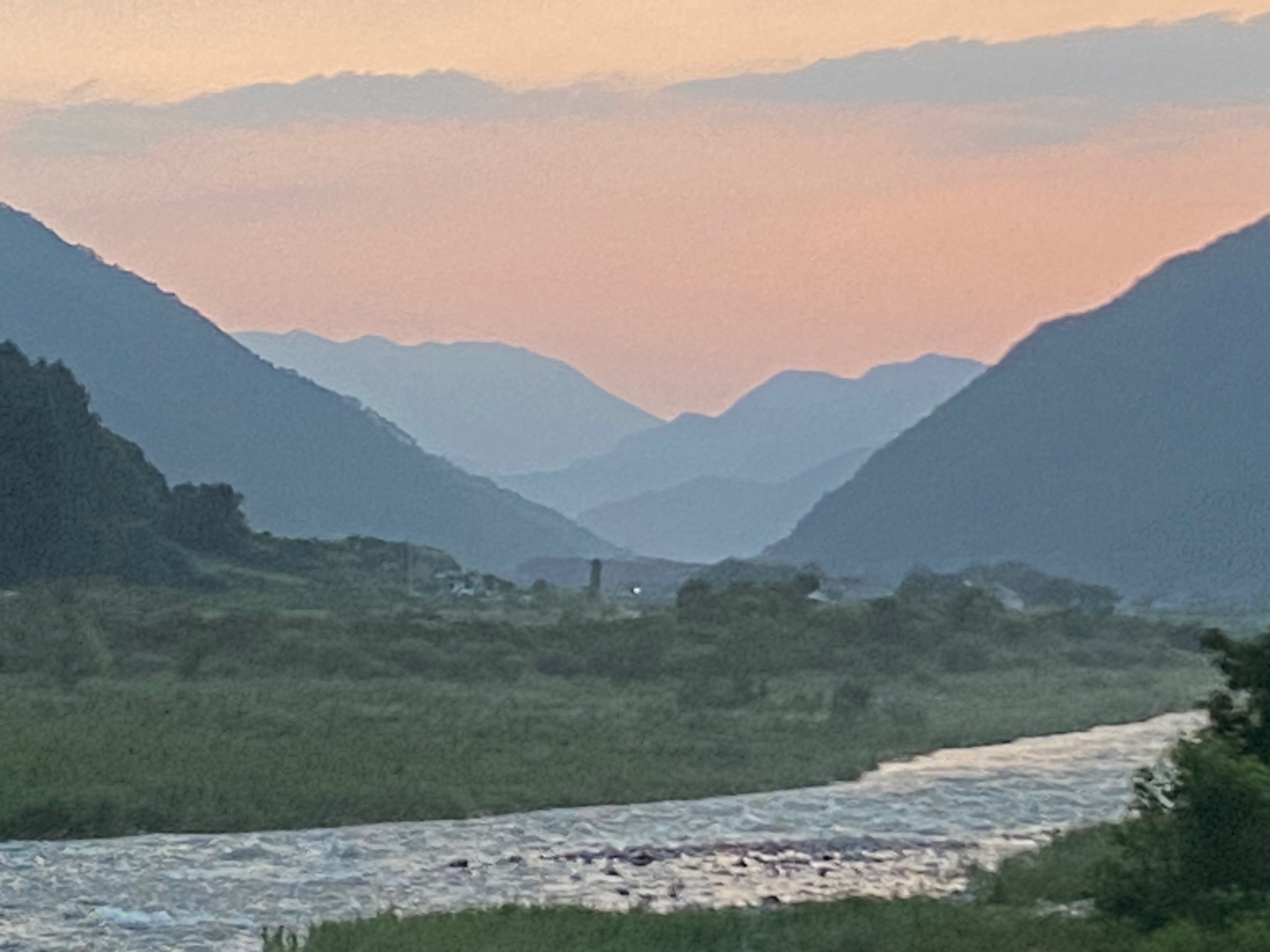 외룡캠핑장에서 찍은 강가와 산을 바라보는 사진