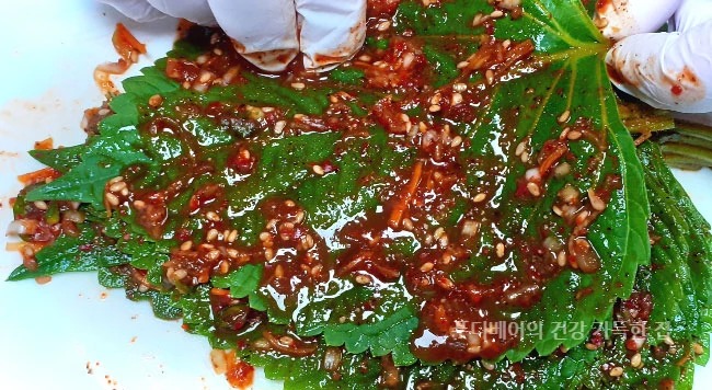 깻잎에-양념장-골고루-바르는-모습