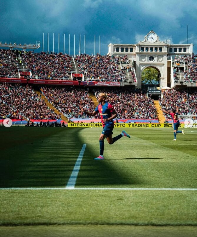 라민 야말, 득점 직후 질주하는 모습, 바르셀로나 홈경기장 배경