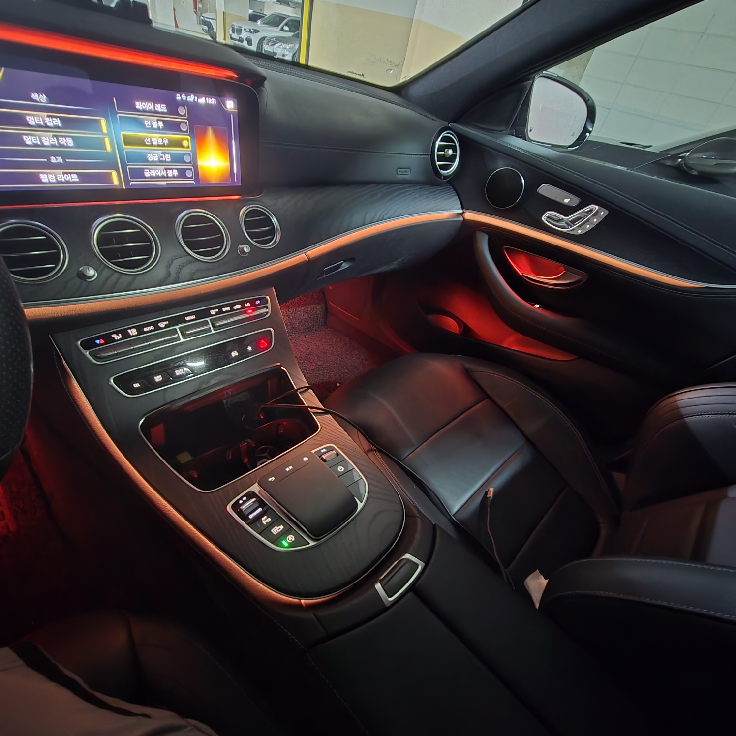 벤츠 실내 엠비언트 라이트 선 옐로우 모드. 따뜻한 주황빛이 도어와 대시보드 라인을 밝히는 모습