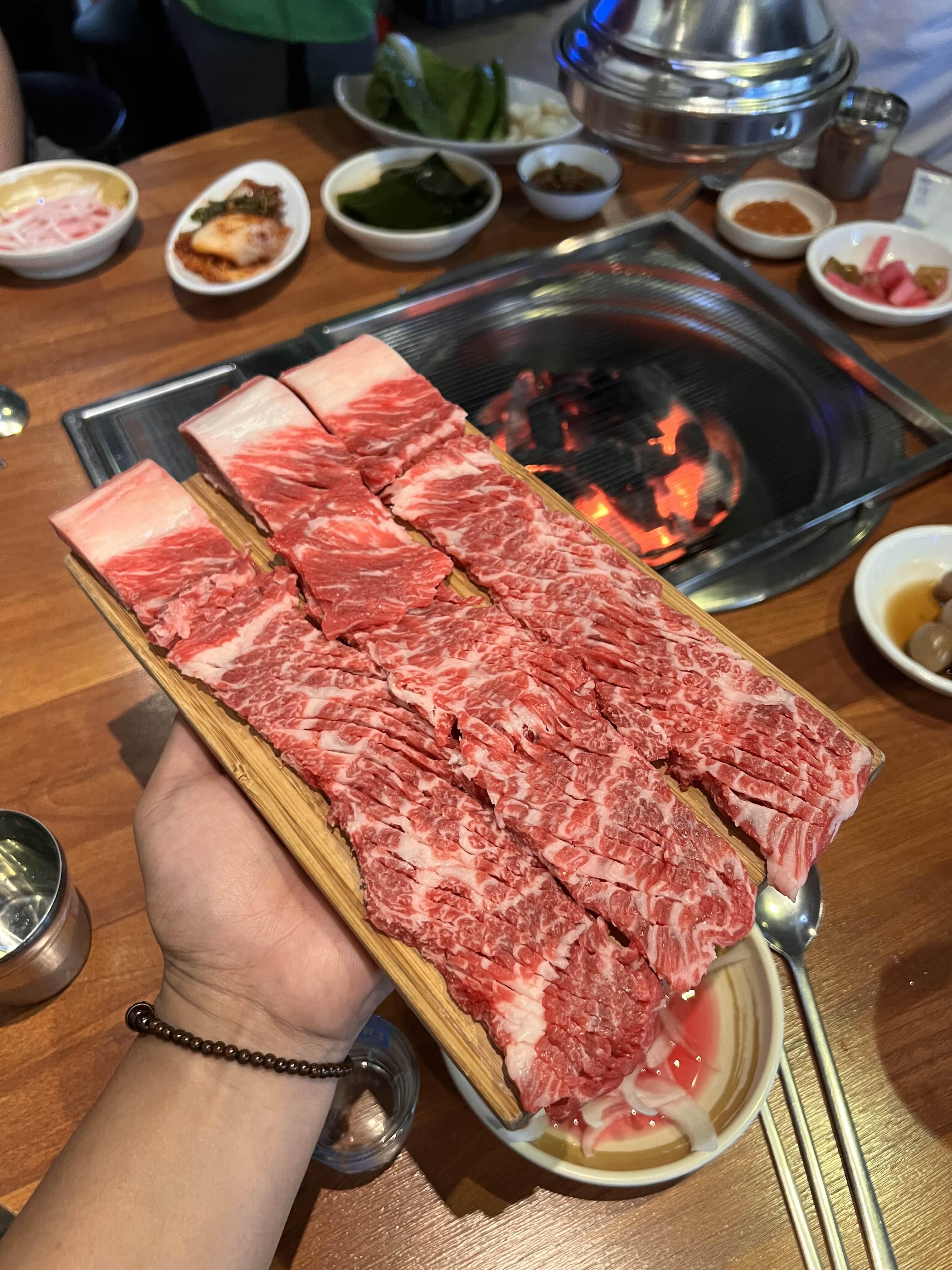 먼저 생갈비 3인분 주문.