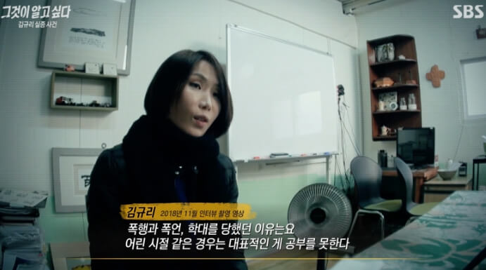 앉아있는단발머리여성의모습-자막글