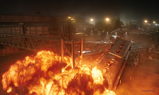 열차가 탈선하면서 폭발하는 장면.