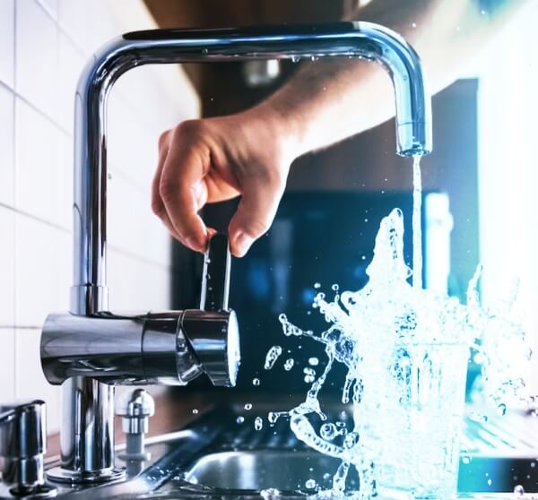 수도꼭지에서-나오는-물